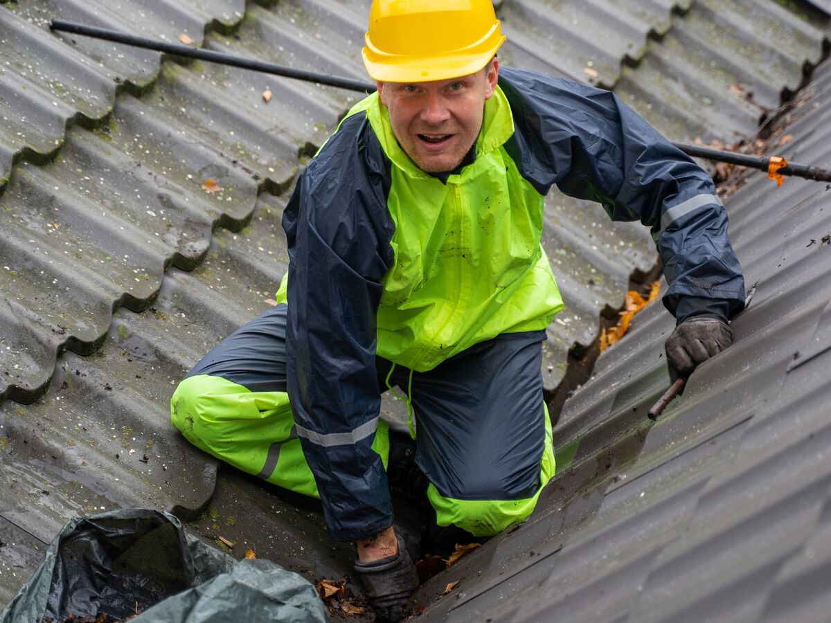 Applying cleaning solution at low pressure