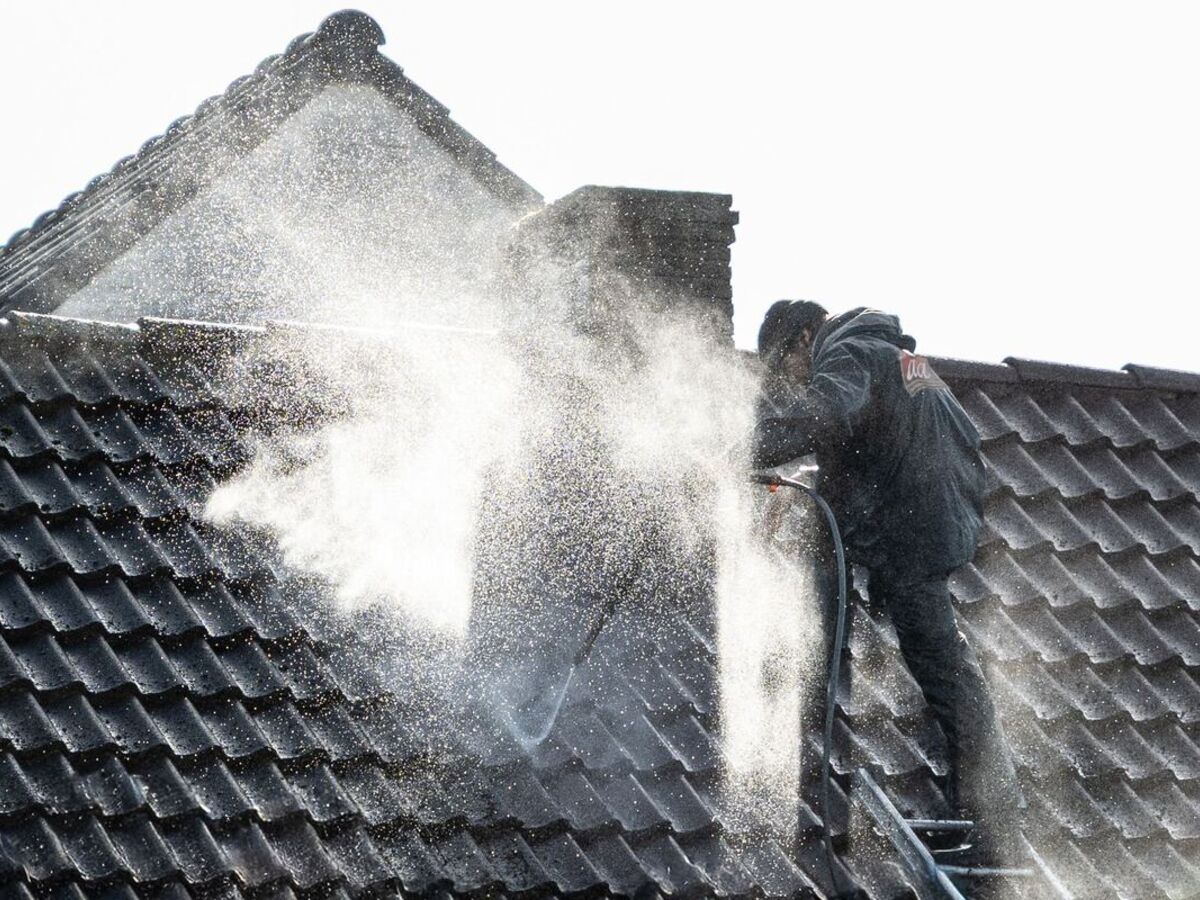 Cleaning solution working on a roof